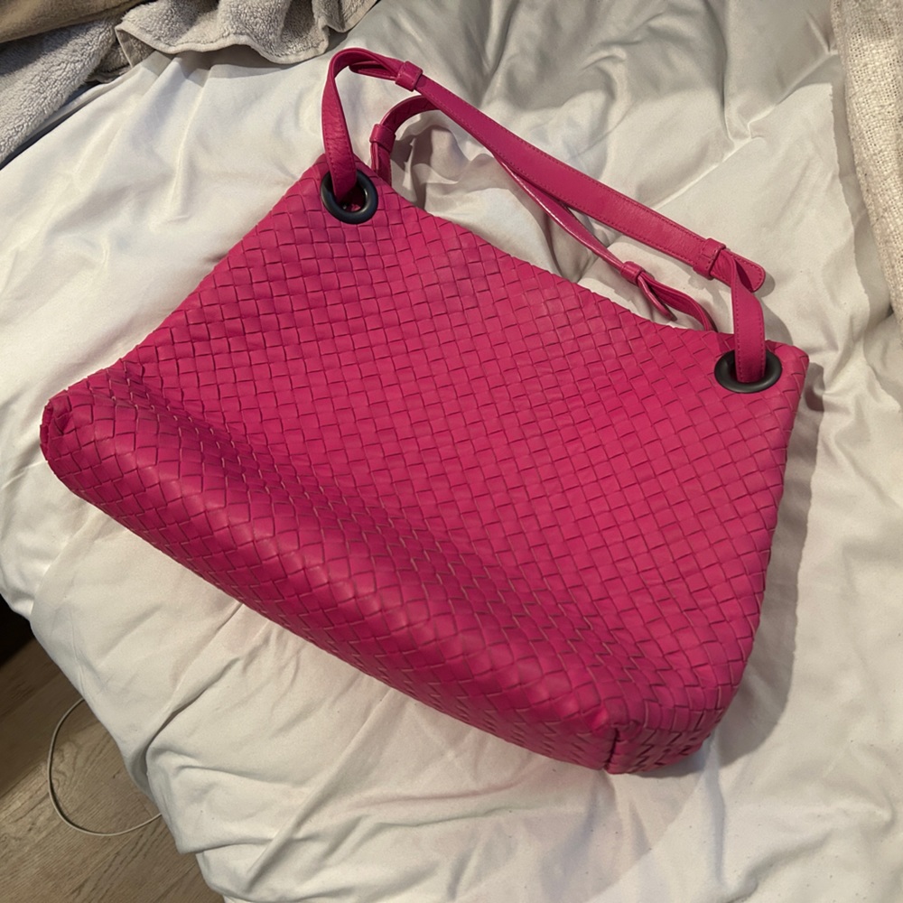 BOTTEGA VENETA
Pink Intrecciato Woven Nappa Leather Seamless Garda Tote Bag